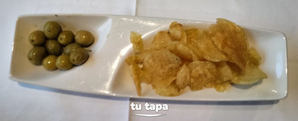 Aceitunas y patatas fritas en Restaurante Camarote de la Martinique