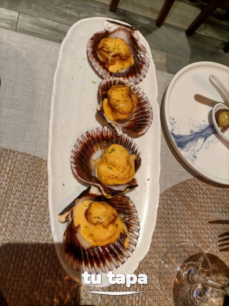 Vieiras del Pacífico flambeadas