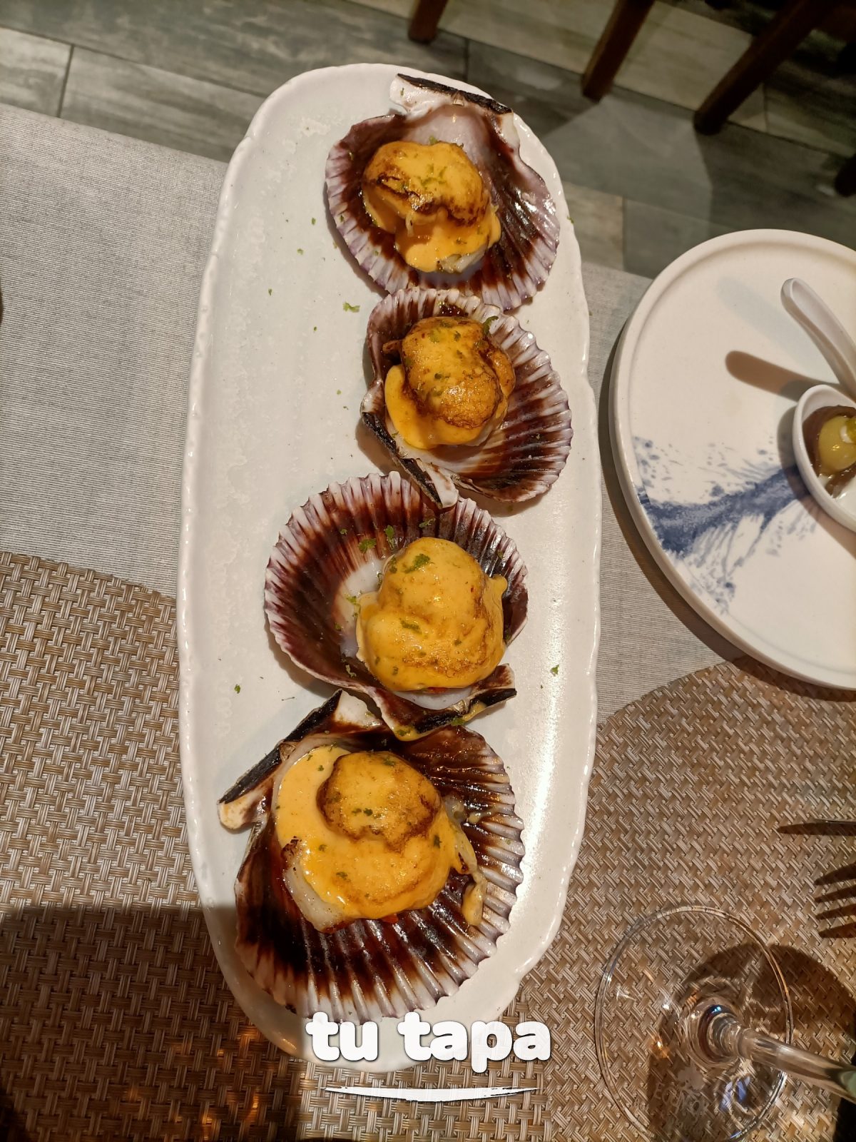 Vieiras del Pacífico flambeadas en Egun-on