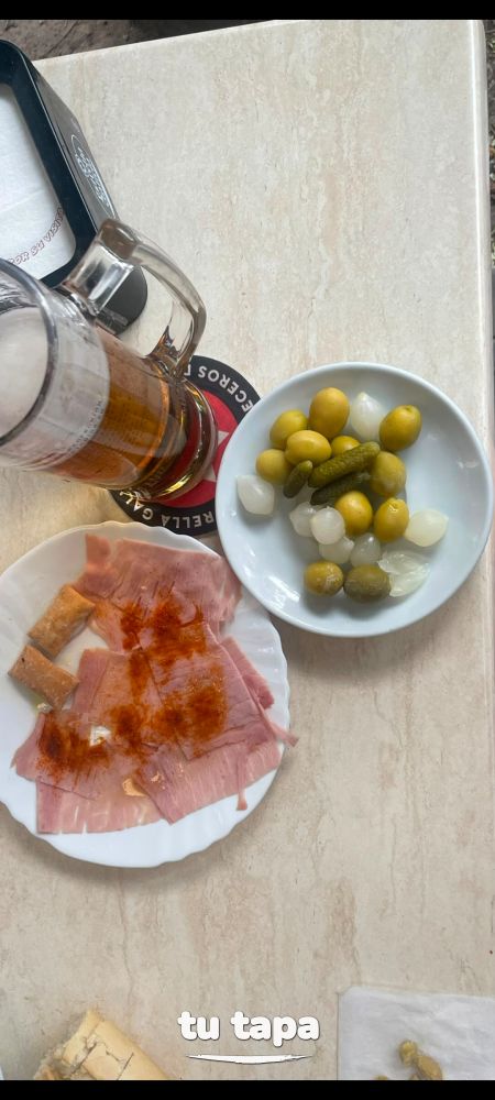 Aceitunas y lacón a la gallega