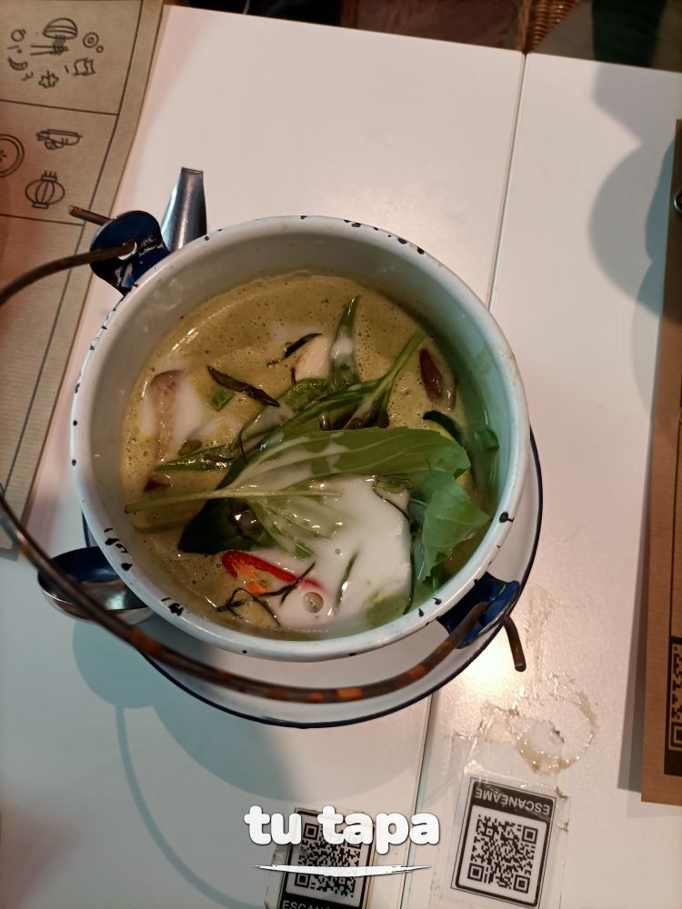 Curry verde con pollo en Kai Thai