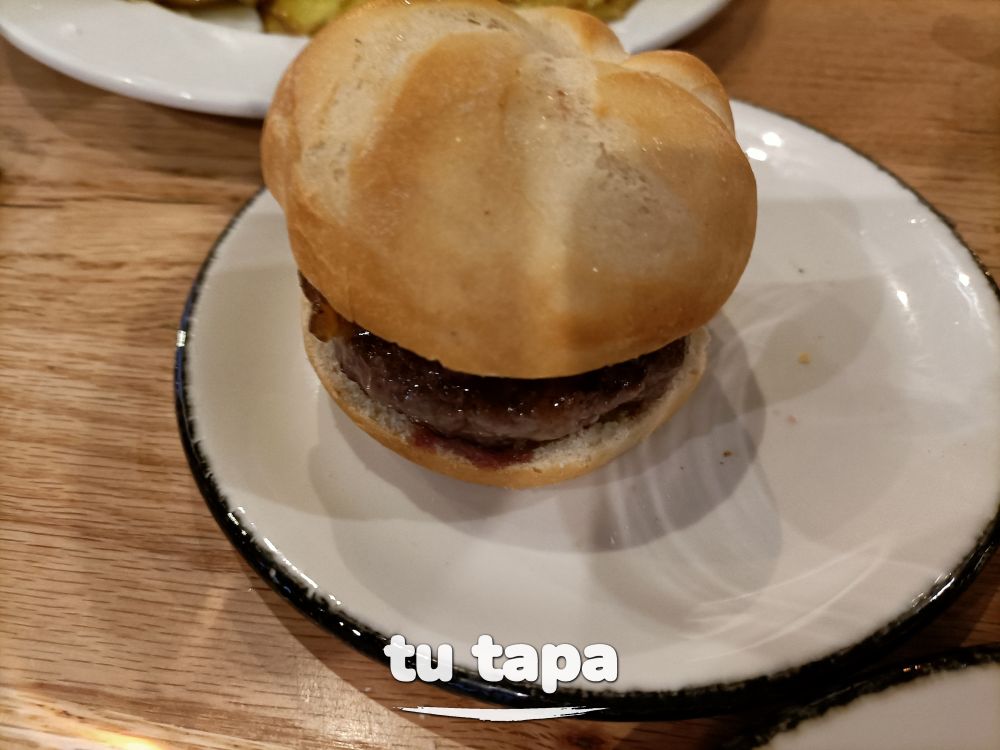 Mini hamburguesa de mostaza y cebolla confitada