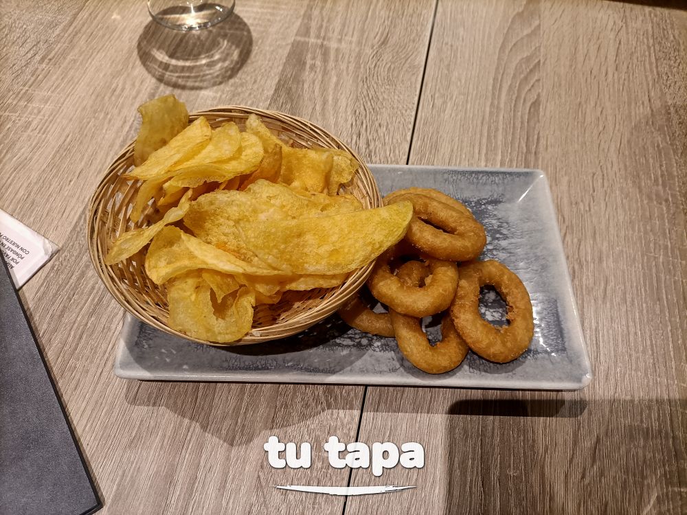 Patatas fritas y aros fritos de cebolla