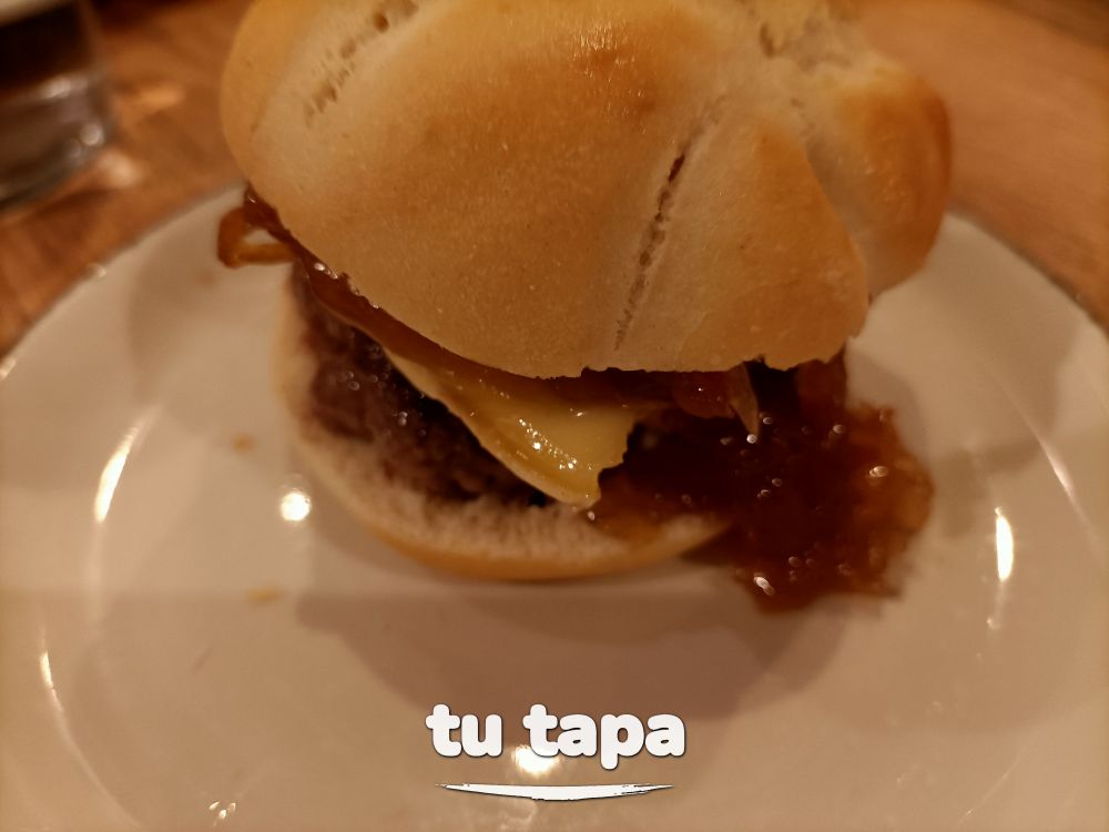 Mini hamburguesa camembert con cebolla