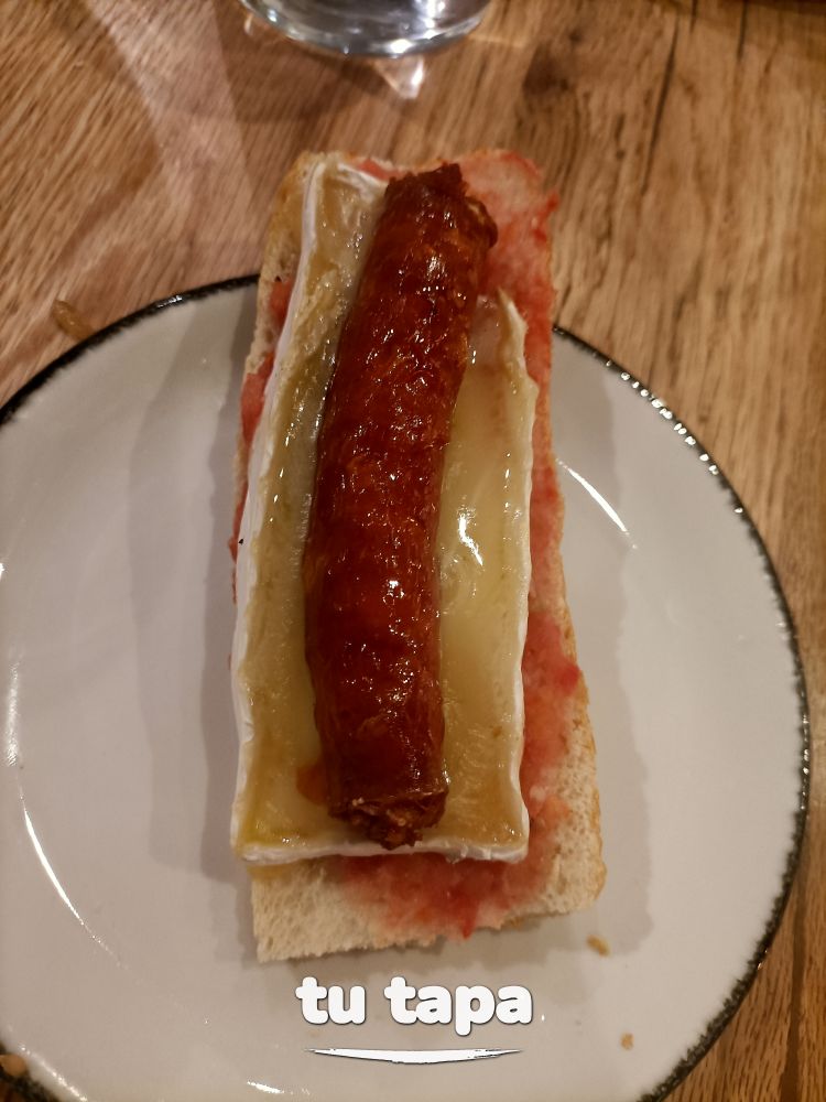 Pincho brie chistorra y tomata