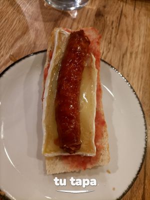Pincho brie chistorra y tomata