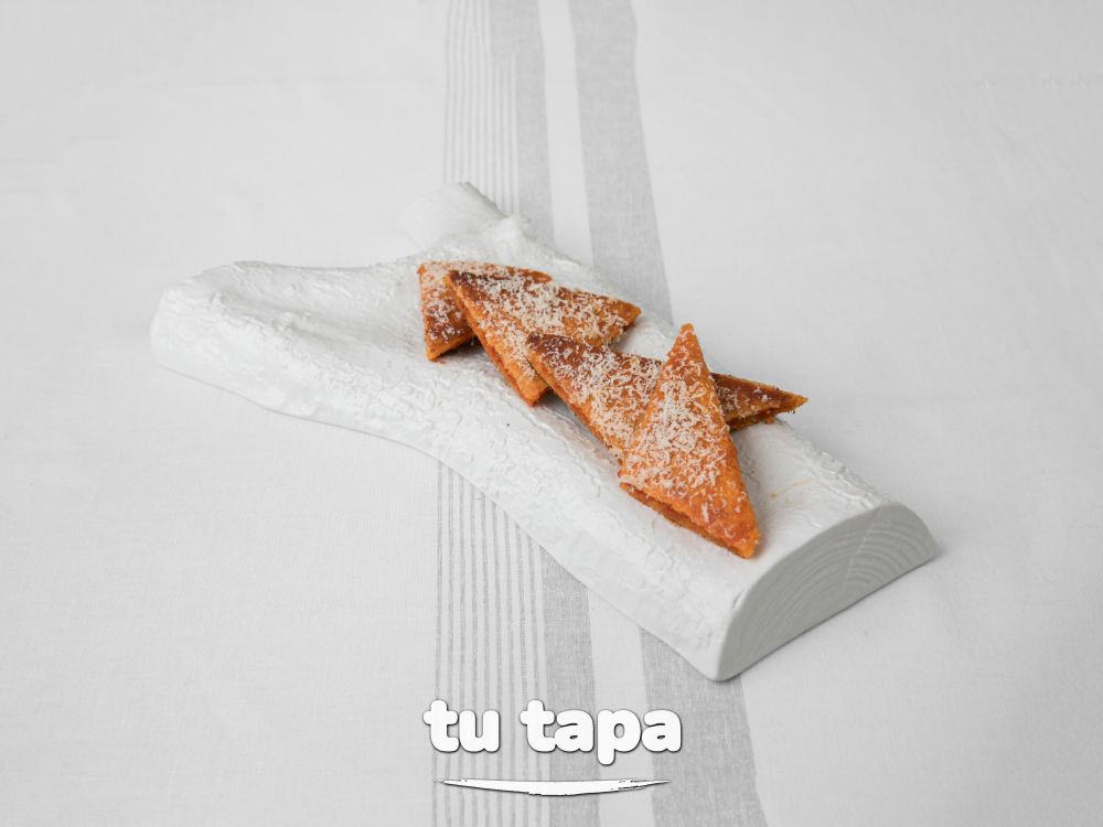 Bikini crujiente con sobrasada, queso de oveja trufado y miel en Sa Brisa Madrid