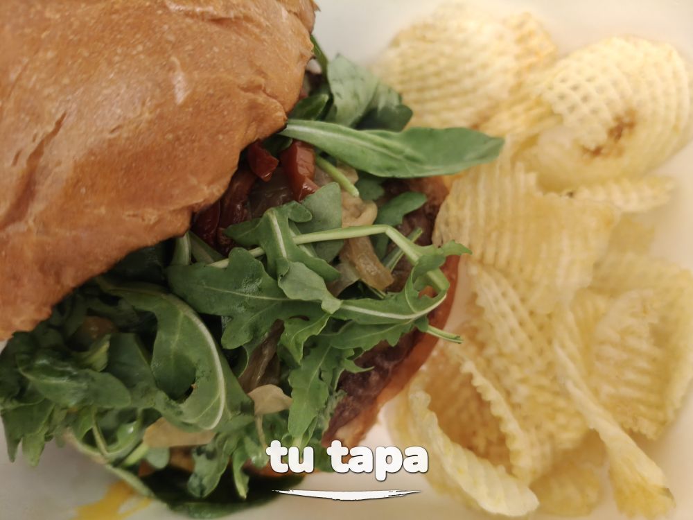 Hamburguesa de vaca madurada a la brasa en El Gran Barril de Naciones