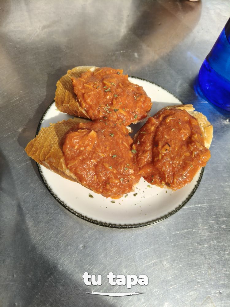 Tapa de atún con tomate en Bar La Caña de Gonzalo